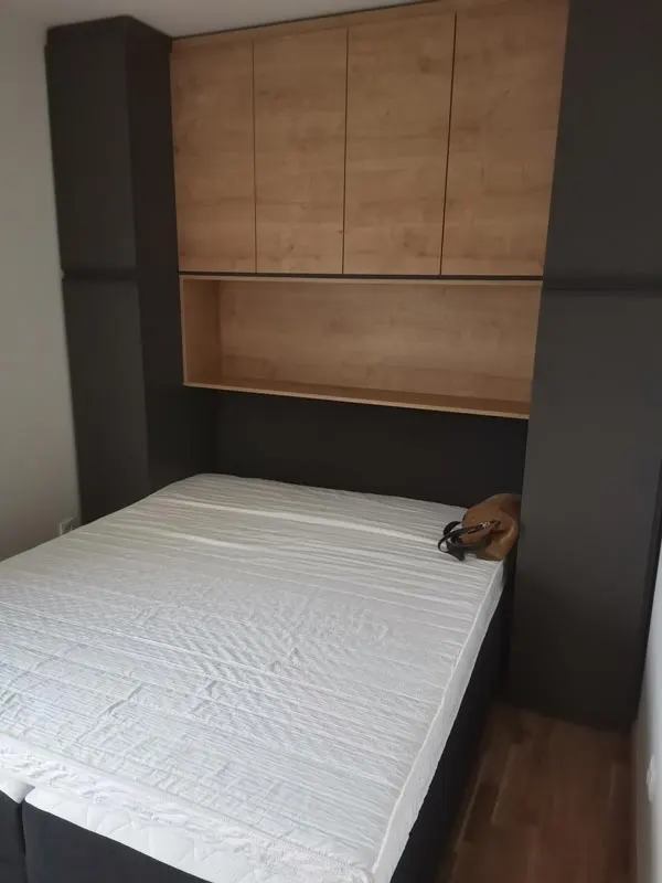 Dulapuri grafit cu corp suspendat din stejar deasupra patului