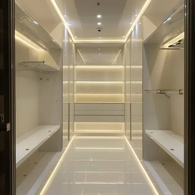Светлая гардеробная на заказ со встроенной LED-подсветкой по всей высоте